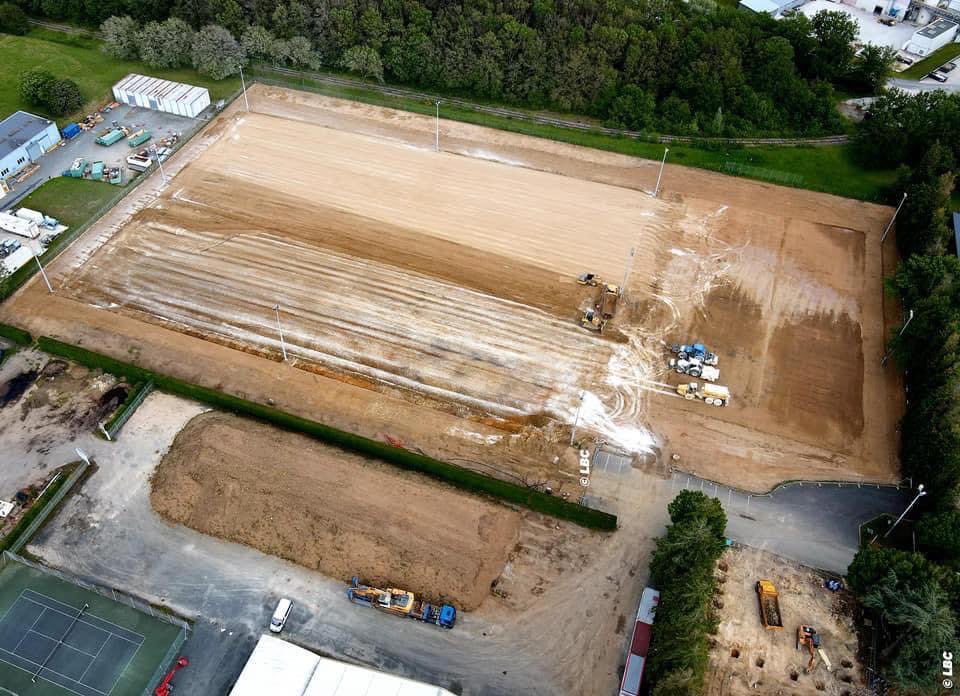 GilAverous's tweet photo. #LaVilleChange 🚧 - Les travaux de construction du nouveau centre de formation de football professionnel et des terrains d’entraînement avenue de La Châtre avancent vite. Un chantier porté par SCALIS et la Ville de Châteauroux pour le compte de @LaBerrichonne de Châteauroux. https://t.co/0BW04ee9qH
