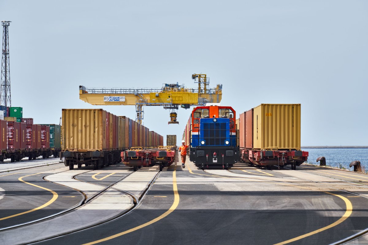 Traffici in aumento nel primo quadrimestre al porto di Trieste per container (+4%), Ro-Ro (+31,93%) e ferroviario (+8,52%).

Da aprile crescono anche i volumi totali per la prima volta dopo la pandemia (+20,44%).

Leggi il comunicato stampa➤bit.ly/statistichequa…