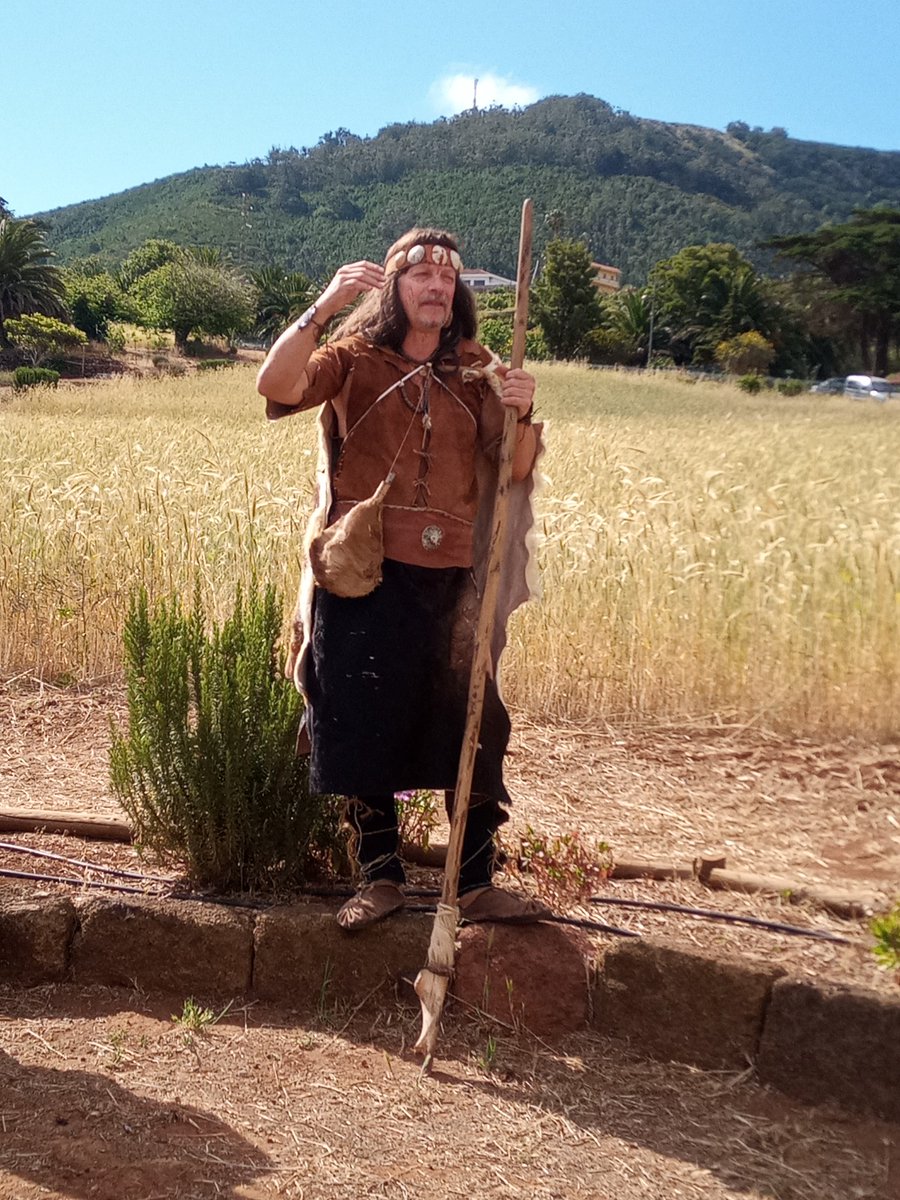 ayto_tegueste's tweet photo. ➡️Este fin de semana, más de 20 participantes disfrutaron de la ruta teatralizada 'El Tagoror del Mencey Tegueste'. Un sendero guiado por el casco histórico del municipio en el que la tradición guanche fue protagonista, y resultó ser todo un éxito👏

#TurismoTegueste https://t.co/iA7Ff1LhNQ