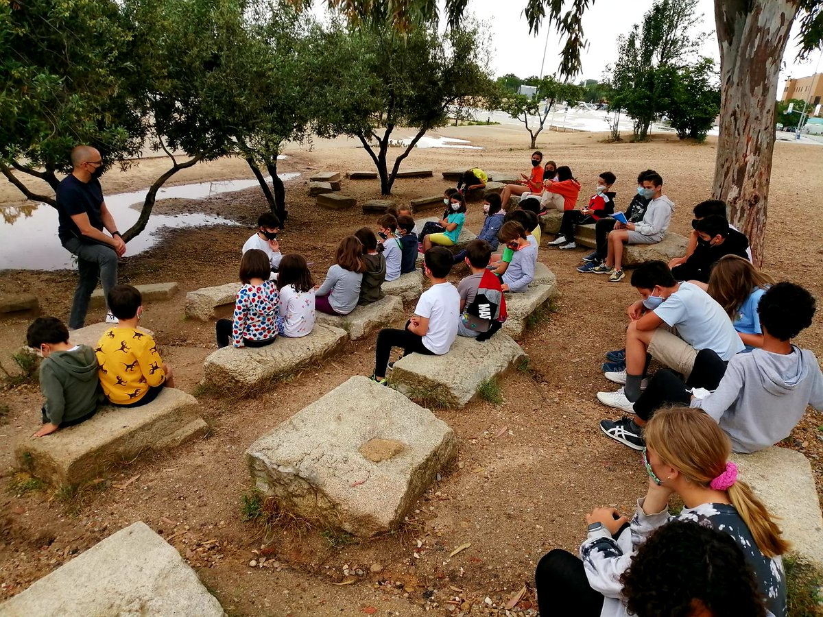 EscuelaIdeo's tweet photo. Actividad #internivel al aire libre. El alumnado de Taller de #Lengua, de 1° de la ESO, comparte los cuentos que han escrito con 2° de #Primaria. ¡Compartirmos, aprendemos y disfrutamos junt@s! https://t.co/dU9pvaKol9