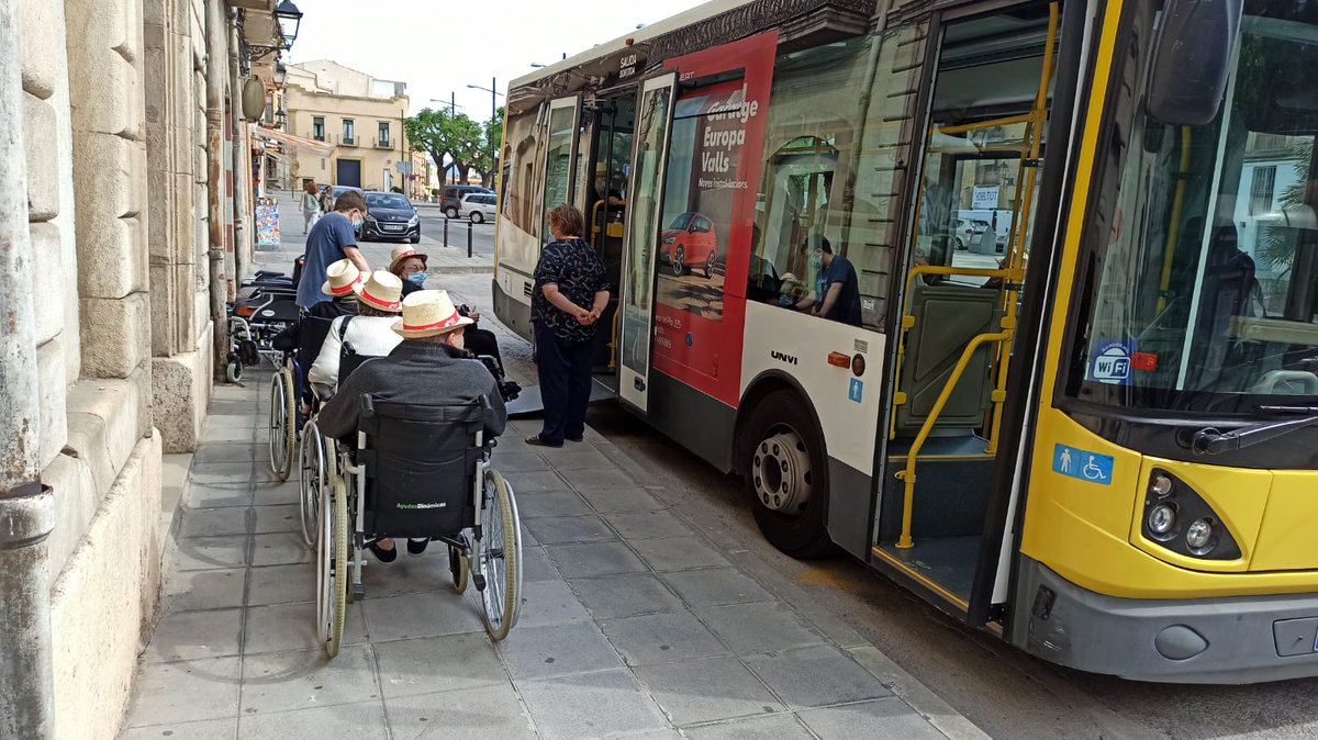 VallsAjuntament's tweet photo. Mobilitat | 🚌 La Regidoria de Mobilitat juntament amb l’empresa concessionària del servei de bus urbà, Forbus, han organitzat avui una sortida per diferents zones de Valls amb més d’una vintena d’avis i àvies de la Residència Montserrat Cuadrada. 

#Valls https://t.co/EymJLCeh3w