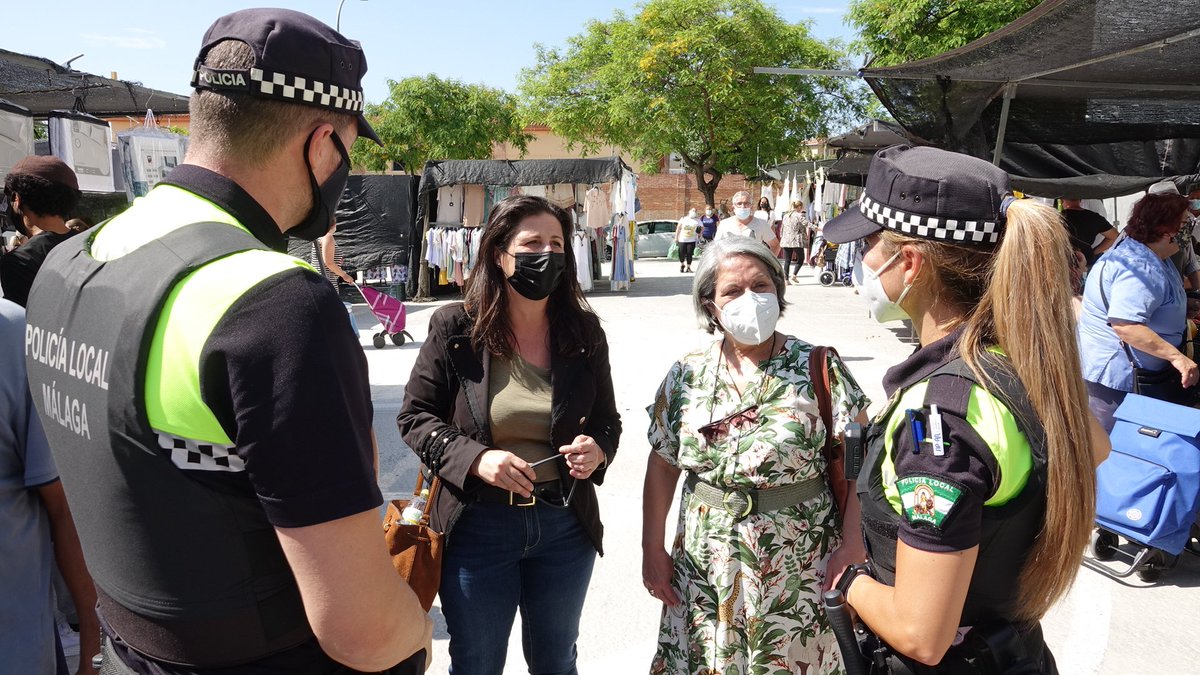 🛍Las concejalas socialistas <a href="/sanchezarandamc/">MARI CARMEN SÁNCHEZ </a> y @Lorena_Dona han visitado la nueva ubicación del mercadillo #PalmaPalmilla, emplazamiento solicitado por el PSOE desde hace dos legislaturas y donde los comerciantes han visto un cambio a mejor.