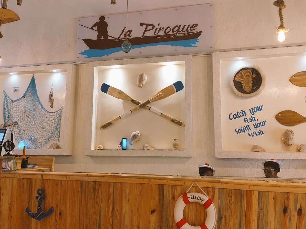R___doria's tweet photo. J'ai testé un nouveau restau hier #Lapirogue, situé en face du centre de vaccination, en commandant un fish&chips.
J'adore le concept (choix du poisson et cuisine sur place) qui me rappelle un restau à Montréal; et je note un service IMPECCABLE.
J'espère que ça va perdurer 🙂 https://t.co/B03mcXtOjZ