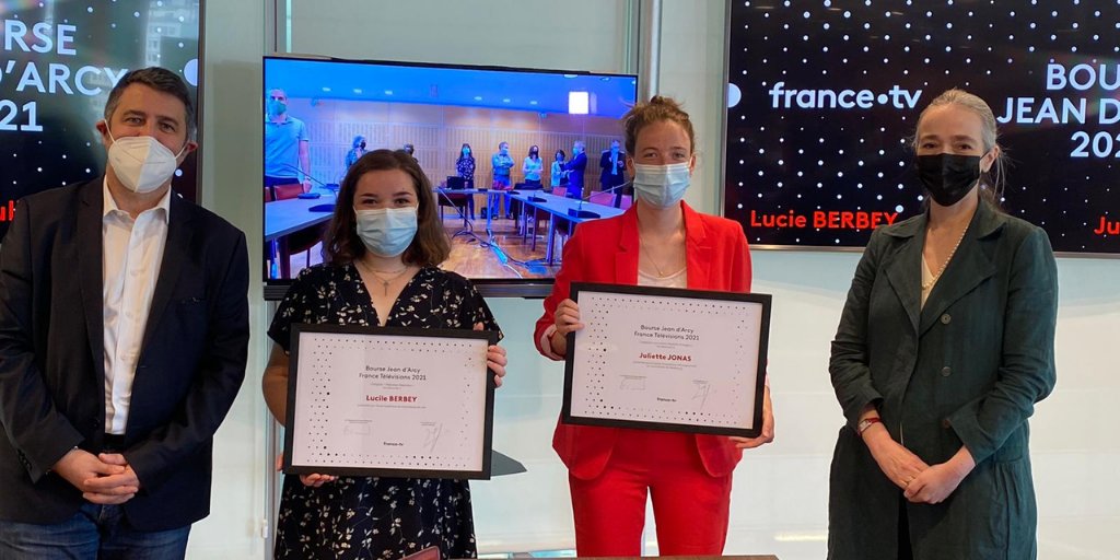 🏆 Remise des prix de la 37e bourse Jean d'Arcy <a href="/Francetele/">France Télévisions</a>, par <a href="/DelphineErnotte/">Delphine Ernotte Cunci</a> <a href="/laurentguimier/">Laurent Guimier</a> <a href="/nadinepicart/">nadine picart</a> :

🏅 <a href="/JonasJuliette/">Juliette Jonas</a> de <a href="/CUEJ_info/">Cuej</a> lauréate catégorie JRI 

🏅 <a href="/LucieBerbey/">Lucie Berbey</a> de l’<a href="/ESJLille/">ESJ Lille</a> lauréate catégorie rédacteur-reporteur

[CP] francetvpro.fr/contenu-de-pre…