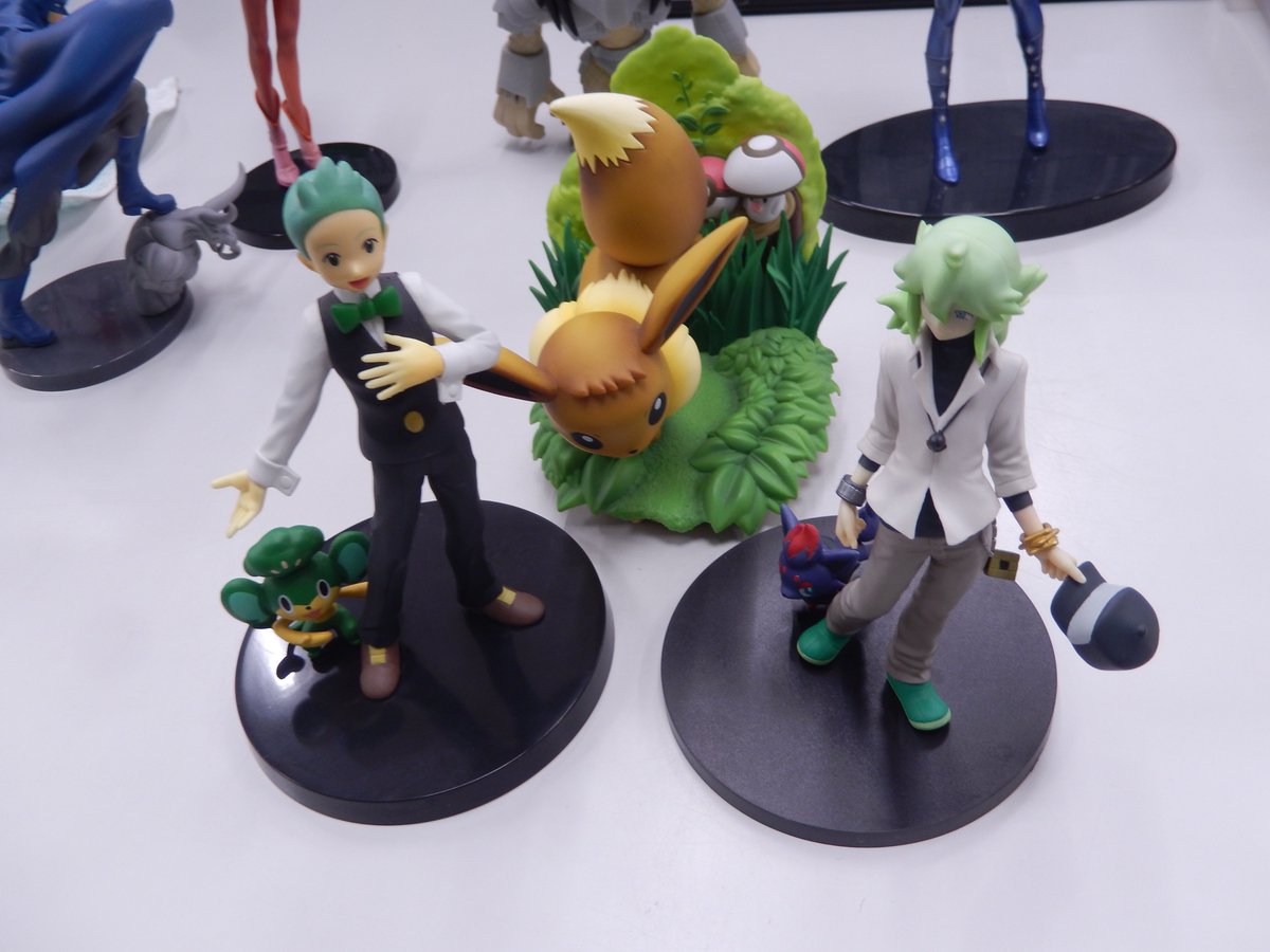ট ইট র 公式 オフハウス桑名サンシパーク店 ポケモンフィギュアの入荷をご報告するのですよ ｂｗのデントとn 宮野真守さんと中村悠一さん どちらも有名な声優さんですね これでゼクロム レシラムがいたら Z 担当者はルギアが欲しい