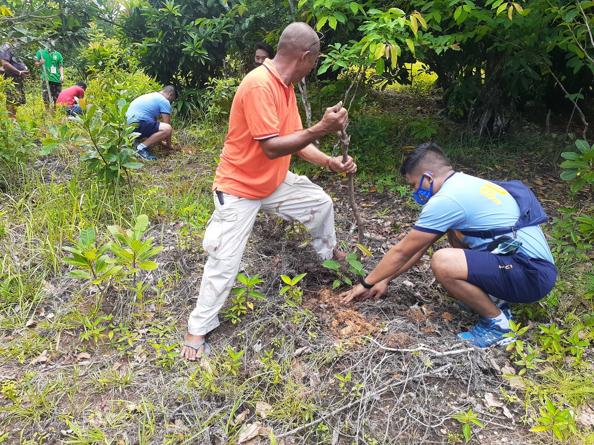 pandanpolice's tweet photo. Pandan PNP together with the KKDAT and barangay officials of barangay Fragante, Pandan, Antique conducted tree planting activity at Sitio Sabay of the said barangay as one of the initiatives of PNP. https://t.co/axNwyWK2X0