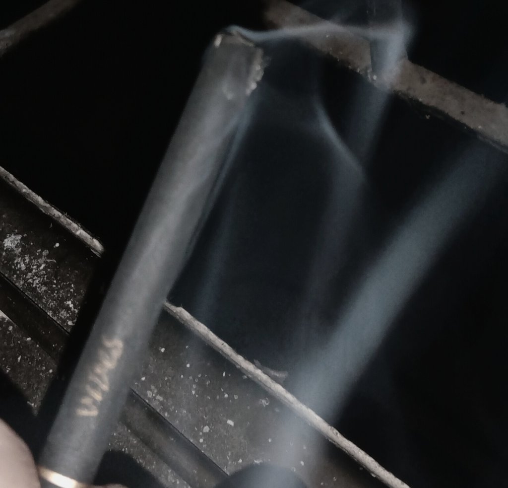 รีวิว Vibes กลิ่นวนิลา มวนดำ เหมาะแก่การสูบแล้วจูบปากต่อ เป็นบุหรี่ที่มีความหวานและหอมมาก หวานปากมาก ลองเลียปากตัวเองแล้วหวาน kiss,with me please