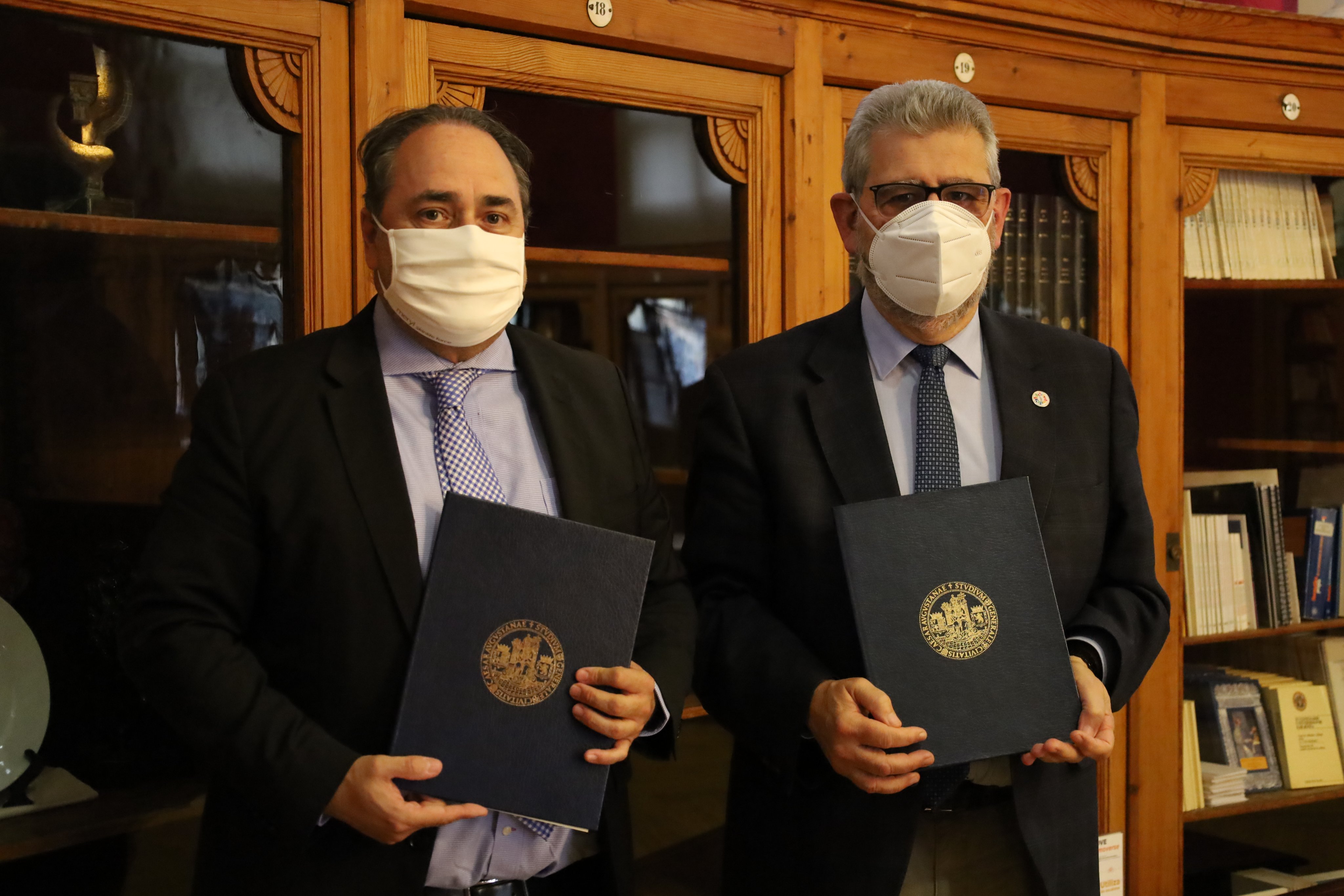 rector de la Universidad de Zaragoza, José Antonio Mayoral, y el director general de Telefónica Este, José Manuel Casas