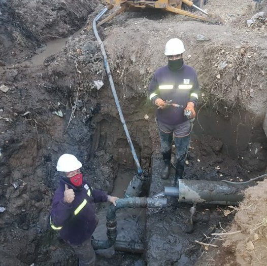 En Mendoza, el personal vinculado a los servicios públicos comenzará a recibir sus vacunas contra el #COVID19. 
El operativo se realizará por grupos. 
Estarán incluidos choferes de colectivos, metrotranvia, trole, taxis, remis, plataformas electrónicas y transportes escolares.