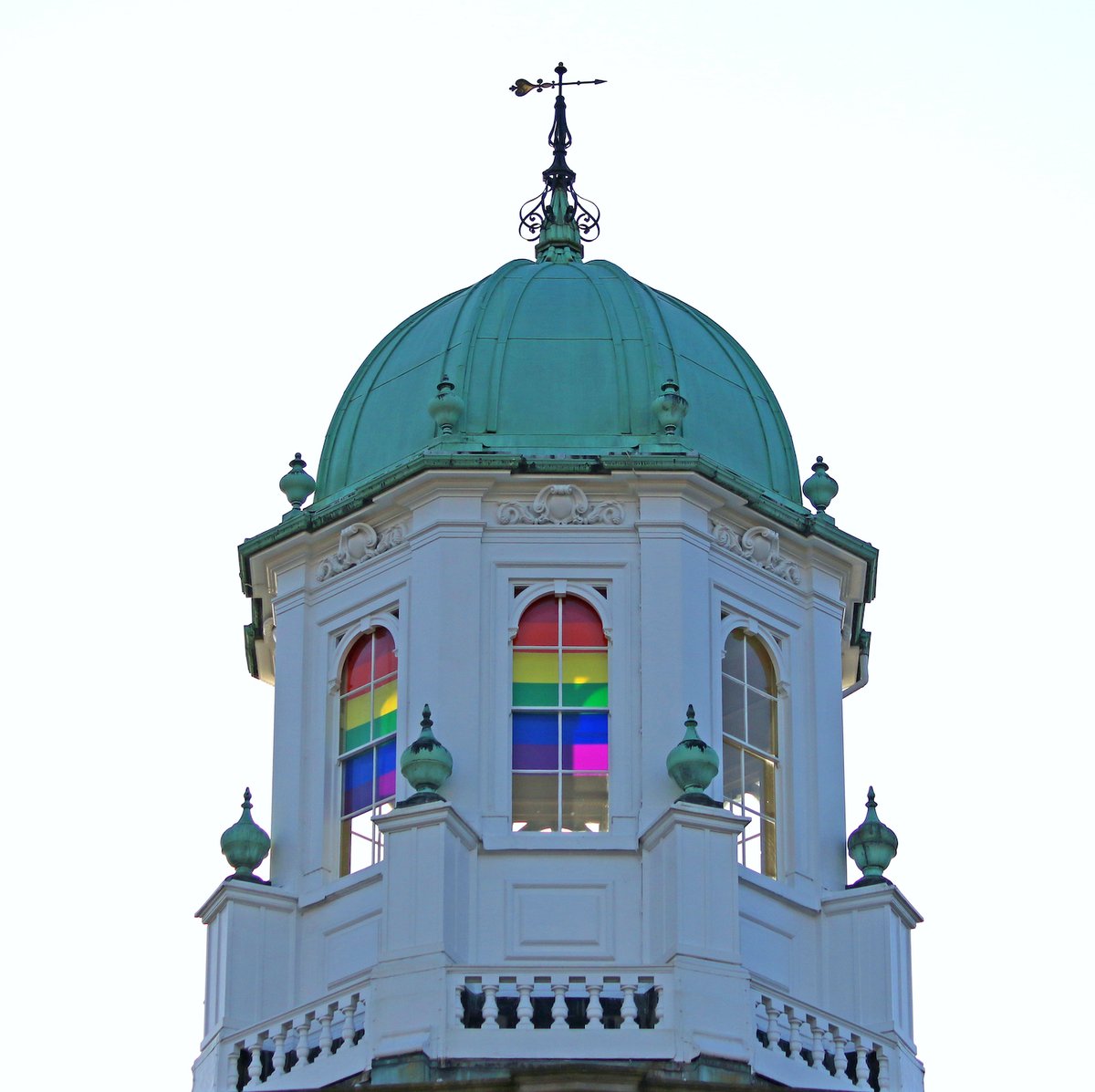 Today marks the start of #Pride month!🌈 🎉 To help everyone celebrate socially distanced, @OxfordPride will be digital, with a week of online events leading up to a virtual Pride on 5 June. Learn more ⬇️ bit.ly/3fzUfXP 📸 Sheldonian Theatre, Shutterstock