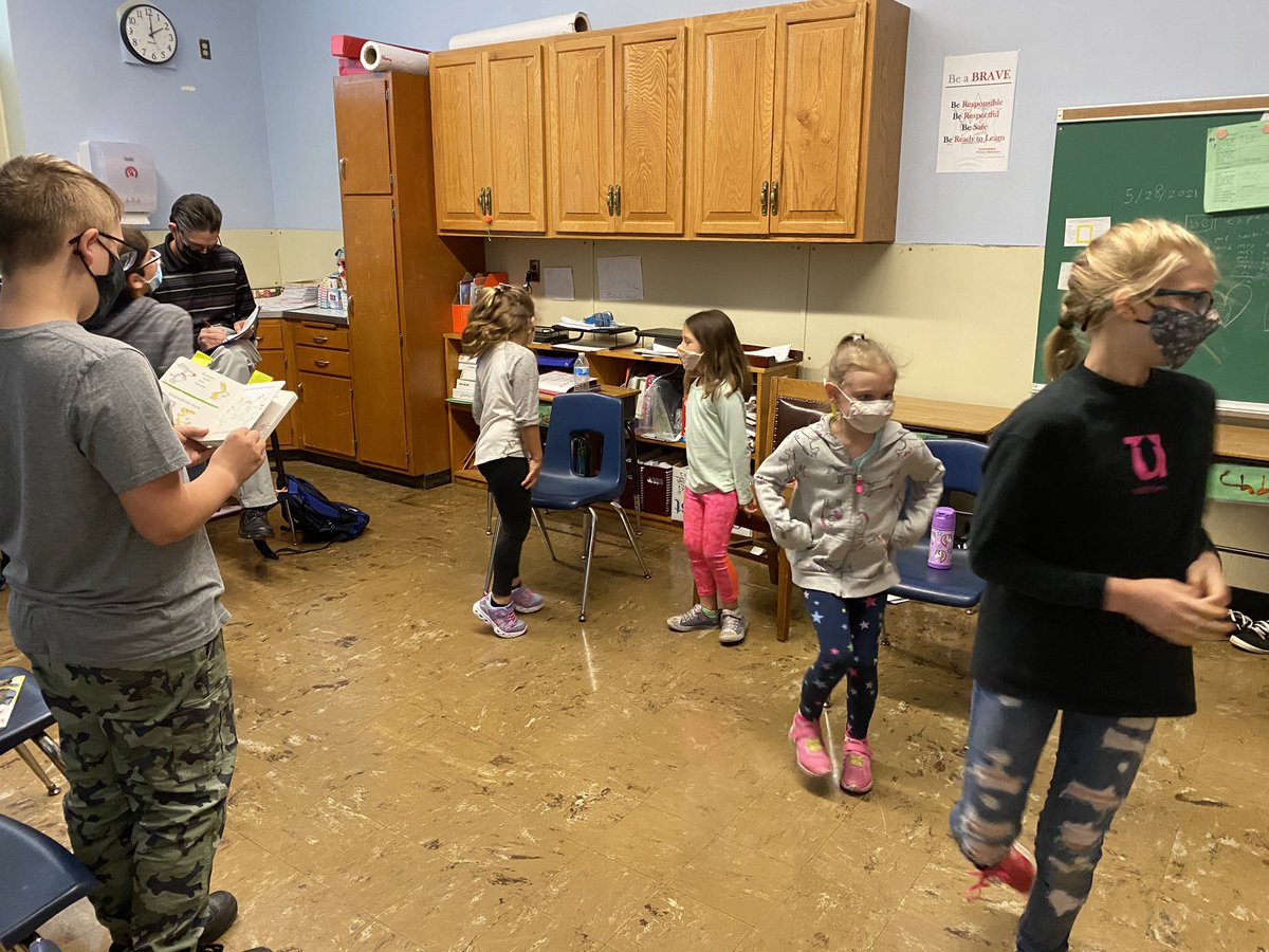 Mel_Arist's tweet photo. Ended our Readathon week reading to a 1st grade class!! #CanandaiguaProud  #onebravesfamily https://t.co/gViE2BBxQq