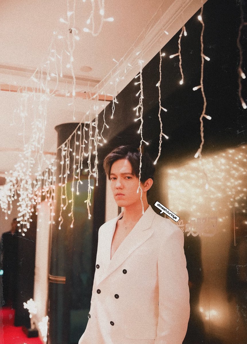 dimash_turkey's tweet photo. this pic is so gentleman🤍 https://t.co/ADGITUYHFs