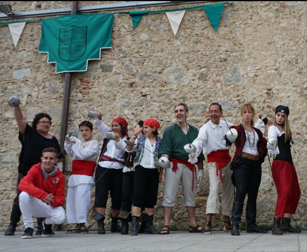 esgrimacapaspre's tweet photo. Ja ho tenim a tocar!!!💪🏻 Estem preparats per defensar #Calella dels pirates. No us ho perdeu!!! Vindran a la plaça de l'esglèsia a la #FiraRenaixentista
horaris: dissabte 5 juny 11.45h, 12.15h, 17.45h i 19.25h. diumenge 6 juny 11.45h, 12.15h, 17.45h i 18.55h.
Us esperem!!!!⚔️⚔️ https://t.co/3nl1OvjzOL