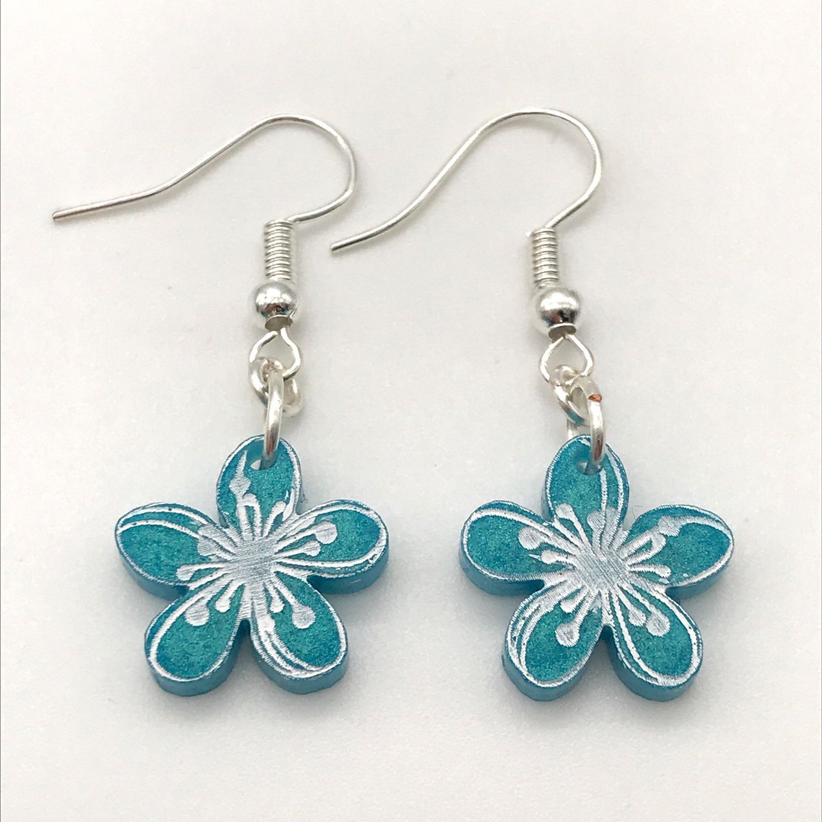 creativelywire1's tweet photo. Here’s a new addition to my website! The Etched Flower Studs are now available as dangles🥳Lovely little blasts of summery goodness to adorn your ears🥰I will make them to order in the colour of your choice

https://t.co/zKtDhuQsDc

#MHHSBD #elevenseshour #firsttmaster https://t.co/ki2YSPM4V2