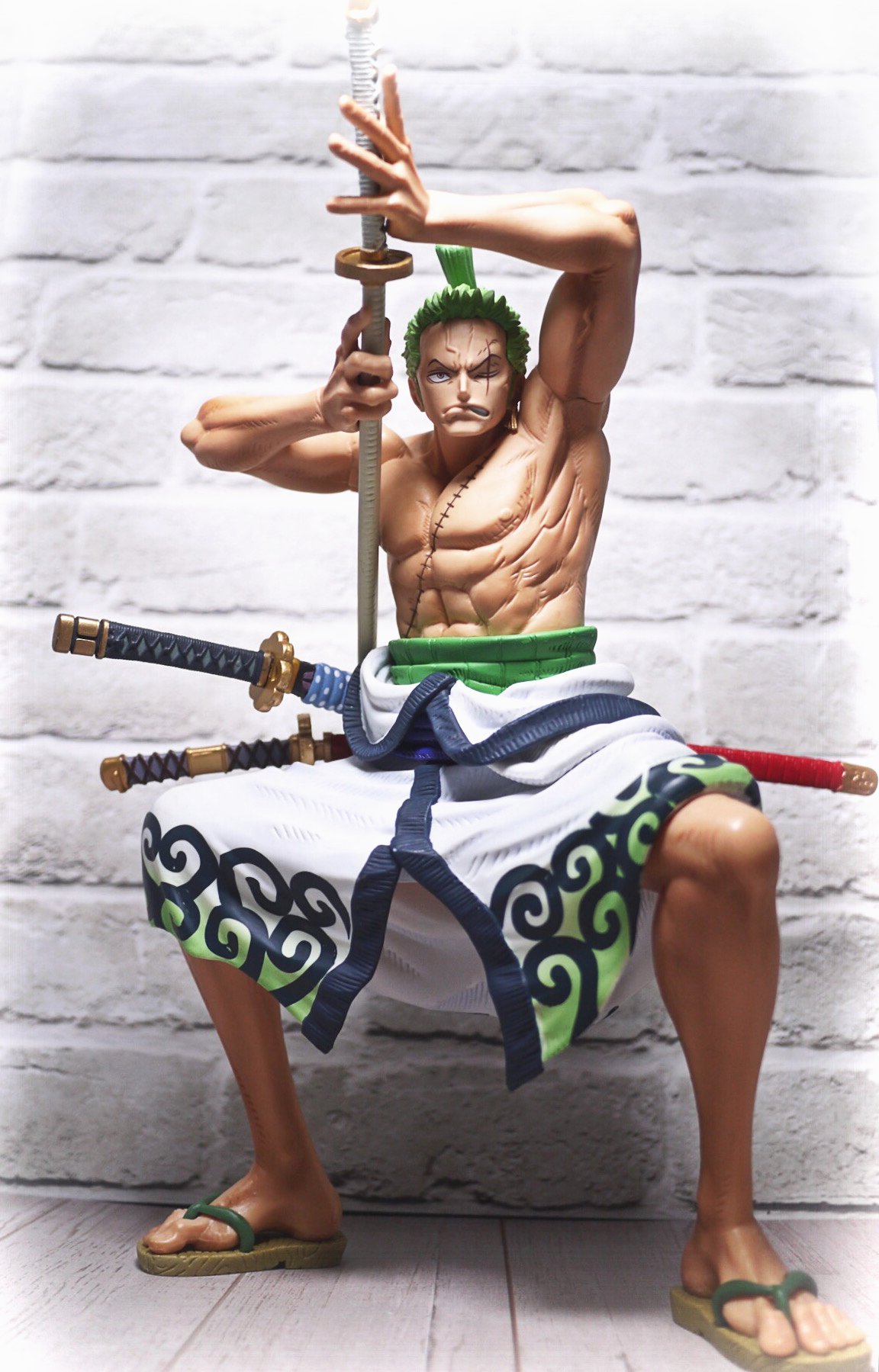 Lefty Smspゾロ A賞続き 全身をもうちょっと見やすく撮ったやつ たくましい筋肉 に手足の指先の力の入った表情 尾田先生の原作絵の雰囲気を醸し出す服や肌の細かい線 まさにこれぞゾロ って感じ Onepiece Roronoazoro Bwfc ワンピースフィギュアを