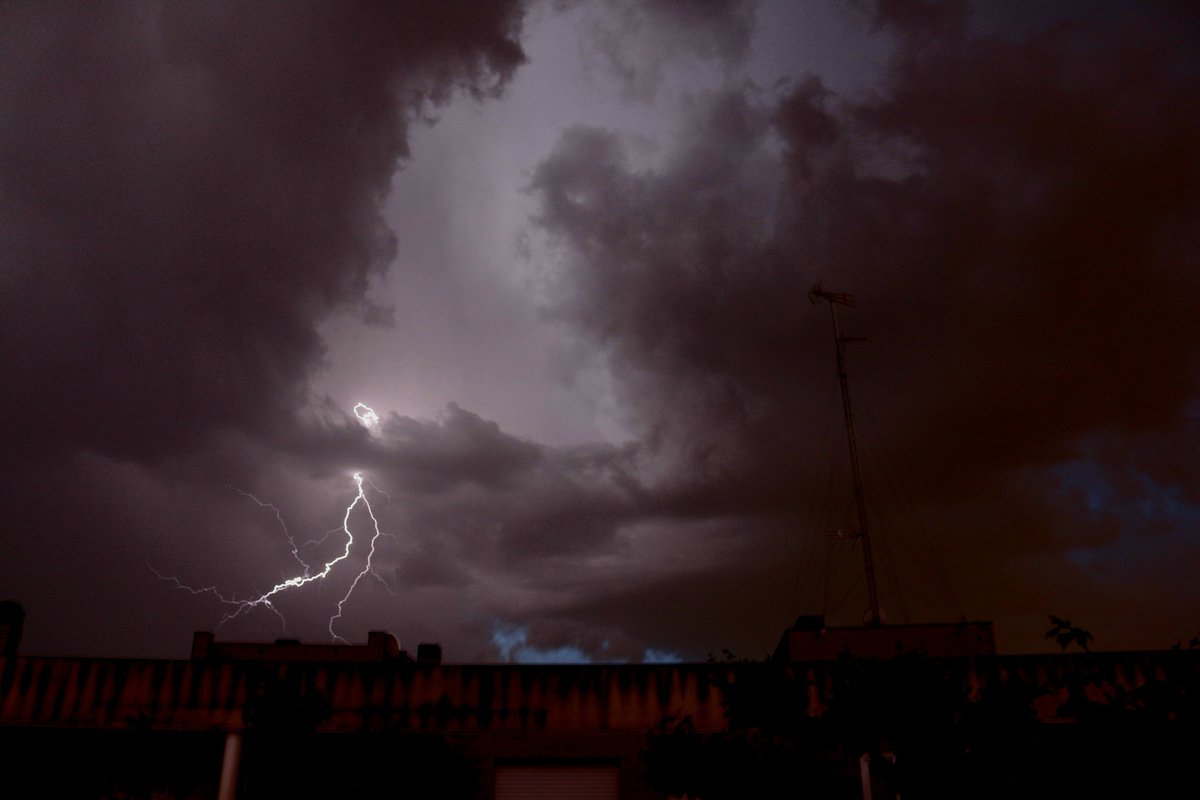 elensari4's tweet photo. Tormenta de primavera en San Sebastián de los Reyes ⛈ @tiempobrasero @A3Noticias https://t.co/OHaPsoUBqc