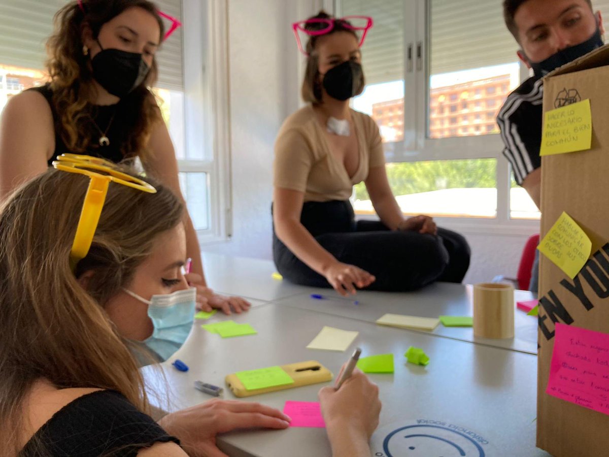 Damos por finalizada las clases del #MOCE 💔 y qué mejor forma que despedirse con una dinámica en grupo...

THINK OUTSIDE THE BOX 📦 en cada caja, se plantea un reto con sus respectivas soluciones, y cada grupo tiene que llegar a una conclusión conjunta.