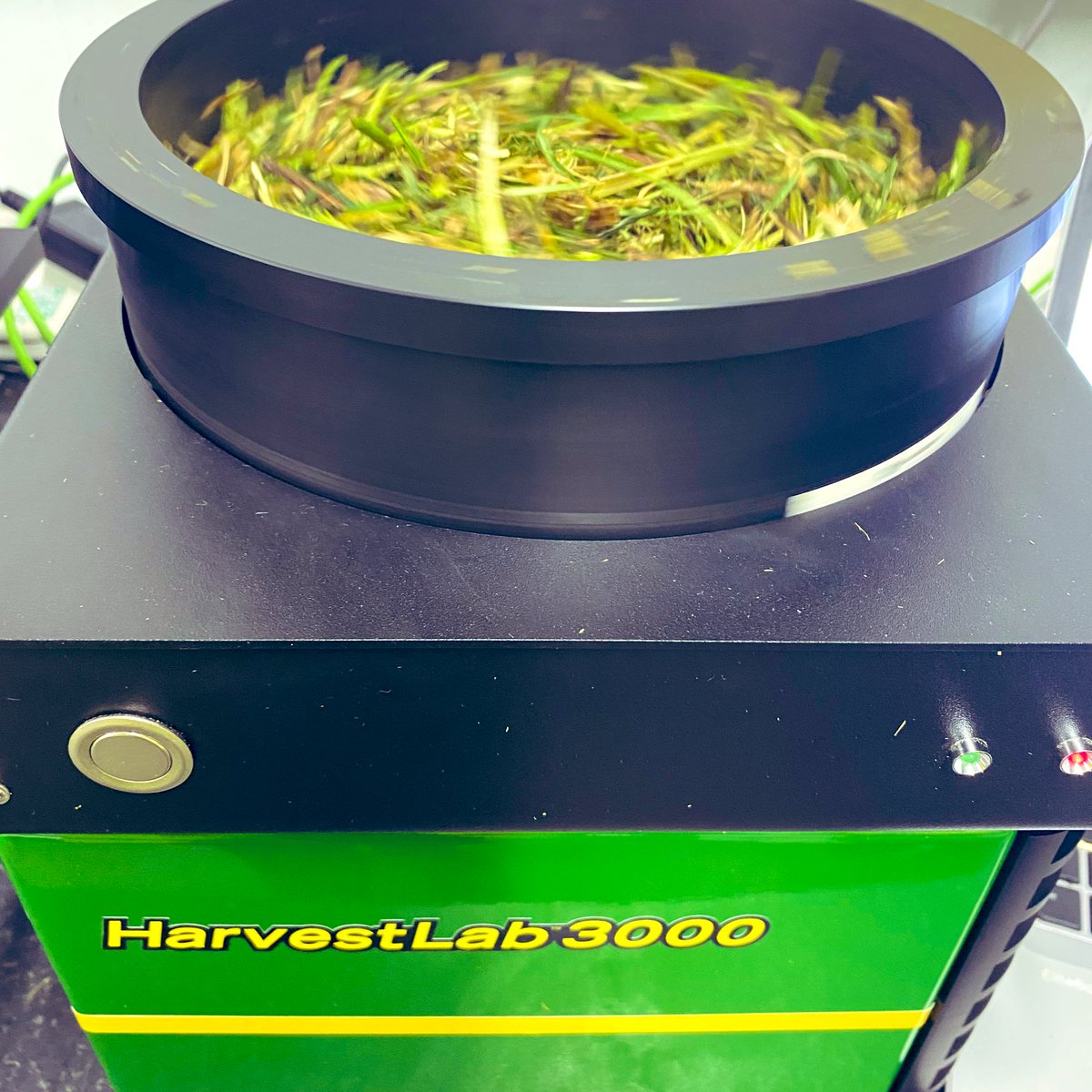 EvansKatie215's tweet photo. From the field -> silage clamp -> farm office ✅ instant in field measurement of moisture, dry matter, protein, starch, fiber, NDF, ADF, and sugar. 🚜💻 @ADASGroup @JohnDeere #harvestlab3000 #grassland #silage2021 #silage #harvester #research #johndeere https://t.co/4rsXzGzYJe