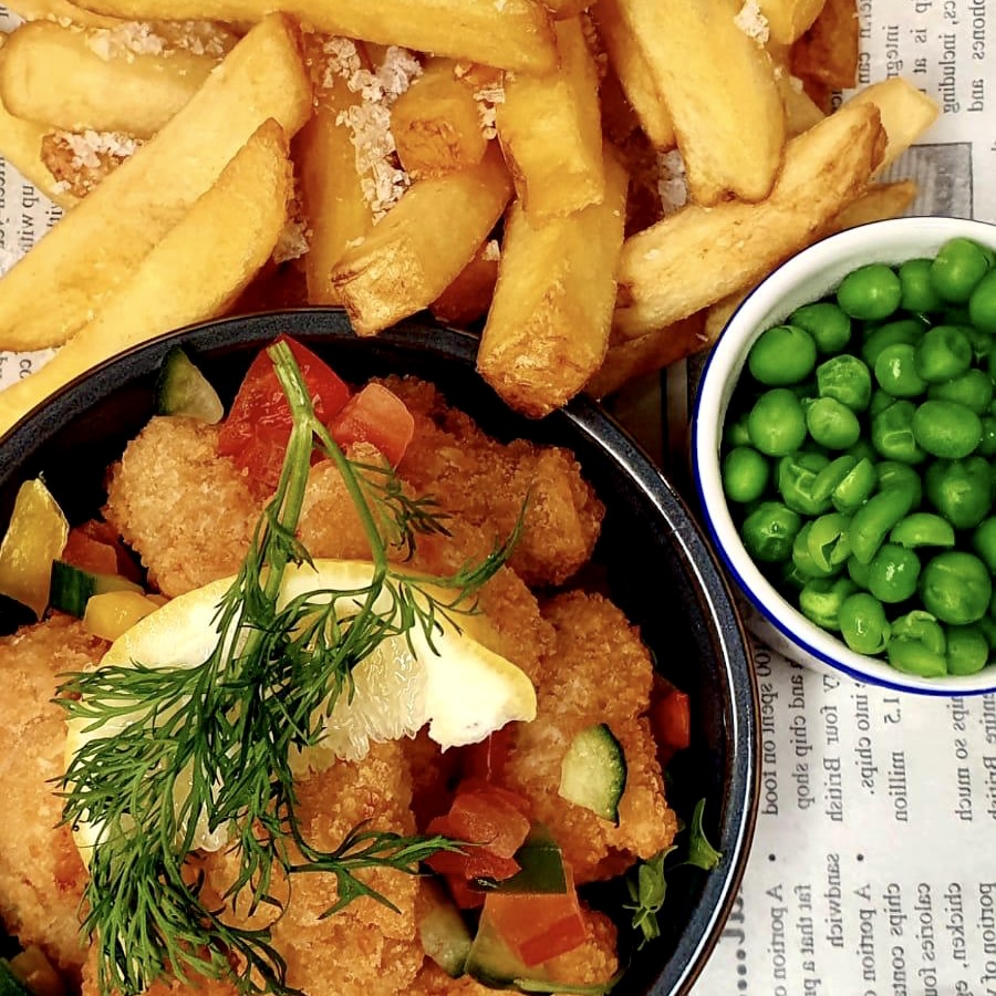 WellingtonWD6's tweet image. Enjoy a classic pub lunch with us today with Whitby wholetail scampi, skin-on-chips, tartare sauce and lemon with garden or mushy peas. A perfect light lunch for a Summer’s day! ☀️🕶