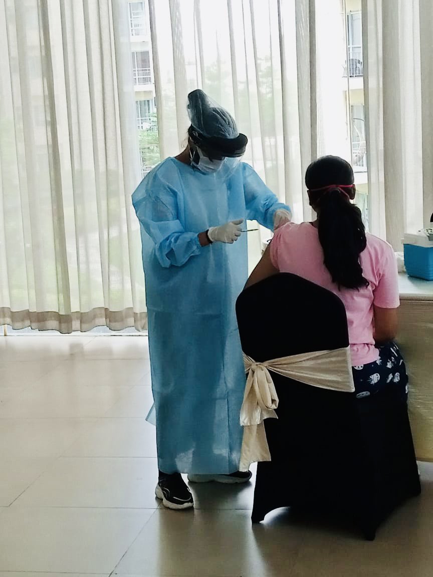 IREOUptownRWA's tweet photo. #Uptown thanks @dentalsmuskaan for supporting us in #COVID19 Vaccination Drive in our Condominium. @its_AkankshaG @DEEPAKKAHUJA @TOIGurgaon @HTGurgaon @DC_Gurugram @CommissionerMCG @cmohry @RWAsUnited_Ggn @GCXGurugram #GetVaccinated #UptownVaccinationDrive https://t.co/epTbG0aPta