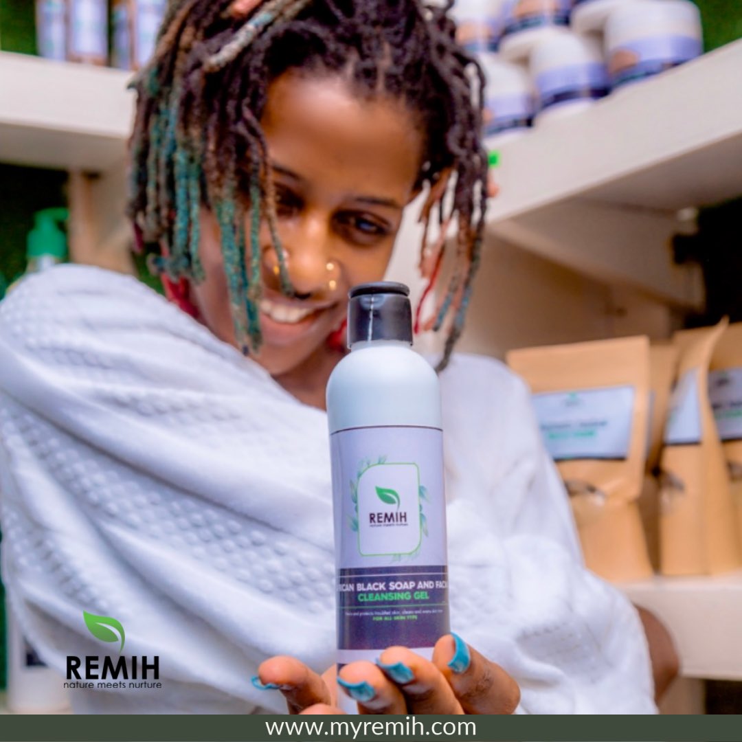 VernyuyTina's tweet photo. A new June🌻
@RemihCm is known to repair and not destroy that's why it's products are made mainly from natural elements (fruits, herbs 🌿, milk) like watermelon 🍉 , coffee, goat milk🥛, papaya, strawberry 🍓, turmeric, cinnamon, mango🥭, olive🫒 etc
👉🏾 https://t.co/wfwkMx92YY https://t.co/HzoS5PWZDO