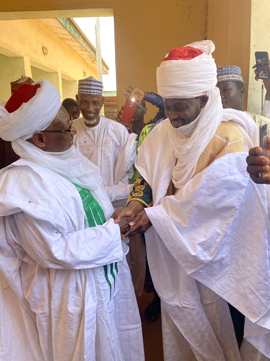 MissionTinubu27's tweet photo. KAI TSAYE A FADAR MAI ALFARMA SARKIN BODINGA!

A yanzu haka, @Engineer_Musty. (Dallatun Wazirin Sokoto) a garin Bodinga domin ziyarar da neman shawara agurin yayanshi Sarkin Bodinga Moh’d Bello Abdulra’uf. https://t.co/esfrLtUyGN