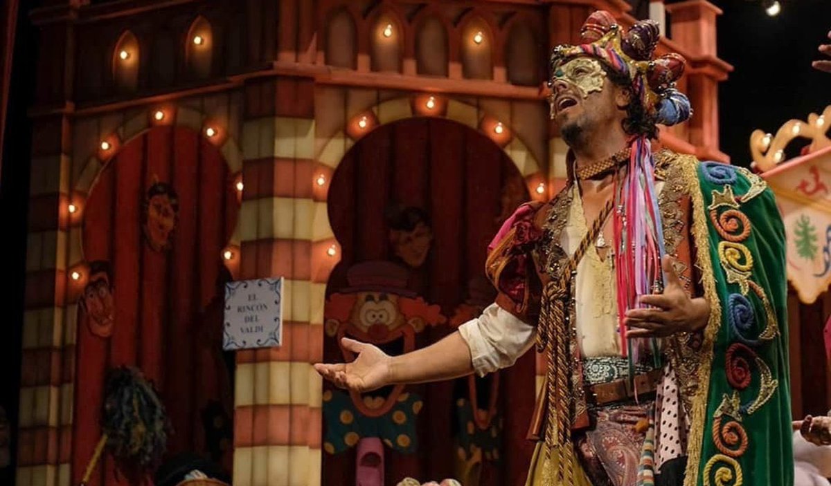 ComparsaAres's tweet photo. 📸🎭 | “Si piensas como yo dame tu mano, subamos hasta el filo de los sueños que oigan como les gritamos:
Hermano, ladra, luego cabalgamos”

#ElPerroAndalú #LaComparsadeMartínezAres https://t.co/xnuKCeoIRr