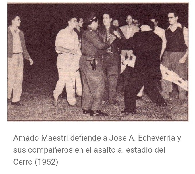 MagJorgeCastro's tweet photo. La Federación Cubana de Béisbol se escandaliza porque una joven saltó al terreno en medio del juego con un cartel, pero aplaude cuando en 1956 valientemente José Antonio Echeverría hizo exactamente lo mismo en el Estadio del Cerro contra la dictadura de Batista... incoherencias💁🏻‍♂️ https://t.co/M59JL4tiAu