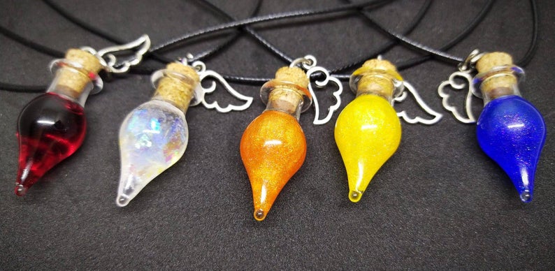 🎉✨SORTEO✨🎉
Habrá 4 ganadores y por orden podrán elegir entre:
✨ El set de dados 
✨ Las runas
✨ Velas de lavanda con forma de dados
✨ Un collar de poción + dado sorpresa
Cómo participar:
- Follow <a href="/HijaDeTabernero/">La hija del tabernero 🎲🏳️‍🌈</a> 
- RT y like a este tweet 🔄♥️
¡Mucha suerte! 💃🏻