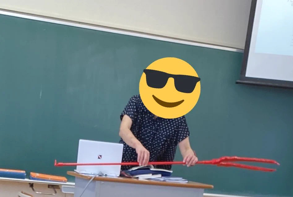 クラス企画で指し棒をロンギヌスの槍に改造！先生が槍を使って授業を始めたw