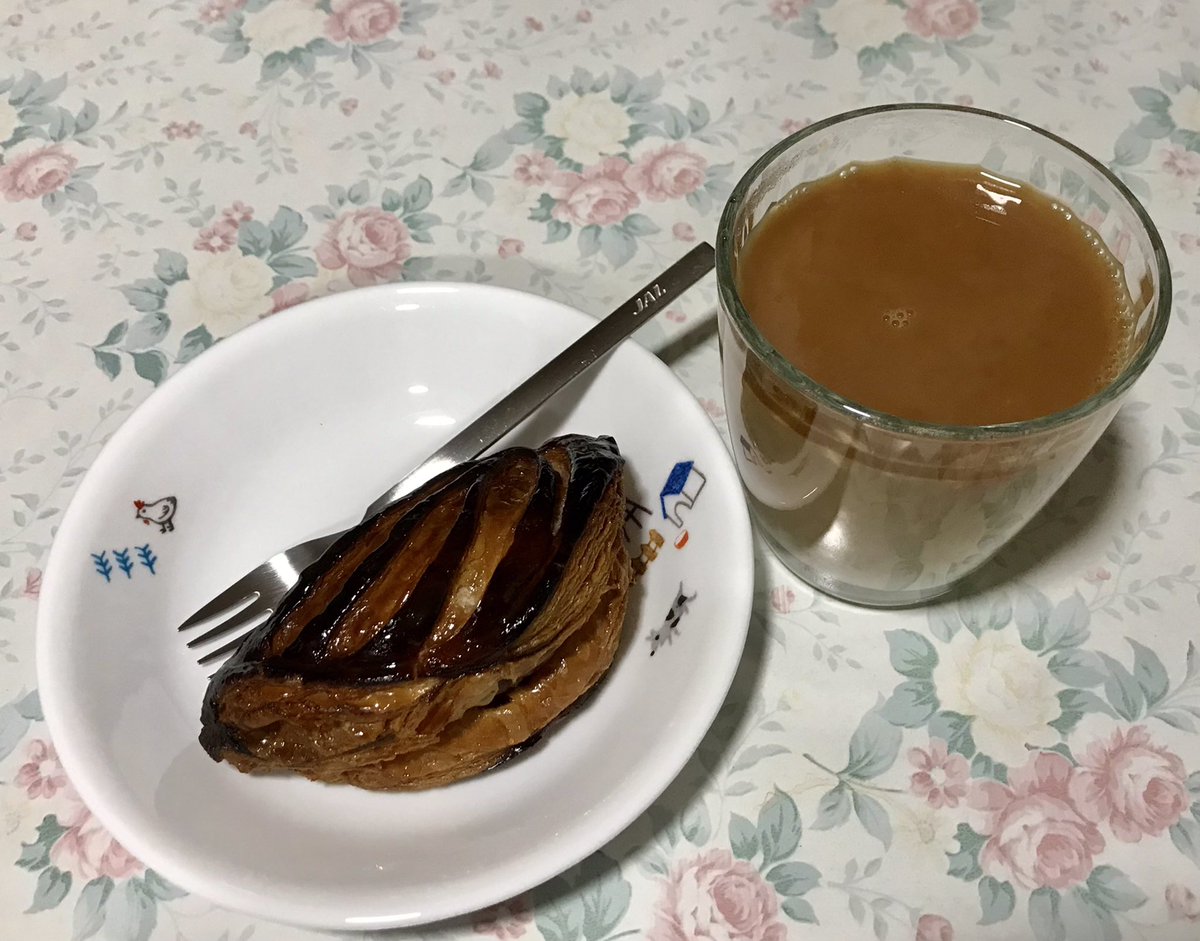 Qbonbon's tweet photo. #StaySafeWhenEatingOut #ShoppingDayIsDineInDay 😝 And I gotta have a #ChâteraiséApplePie as dessert with #DirtyCoffee ☕️😎😝 https://t.co/6XraGkIjCI