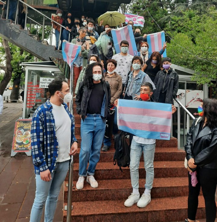 OnerenTorun's tweet photo. Yaşam alanlarından taşınmaya zorlanan LGBTİ+ların, Ankara Adliyesi'nde görülen  Eryaman-Esat Davası'na
katıldık.
Dava sonrası yapılan saldılarla, basın açıklaması
engellenmeye çalışıldı. https://t.co/txrNJLrH3J