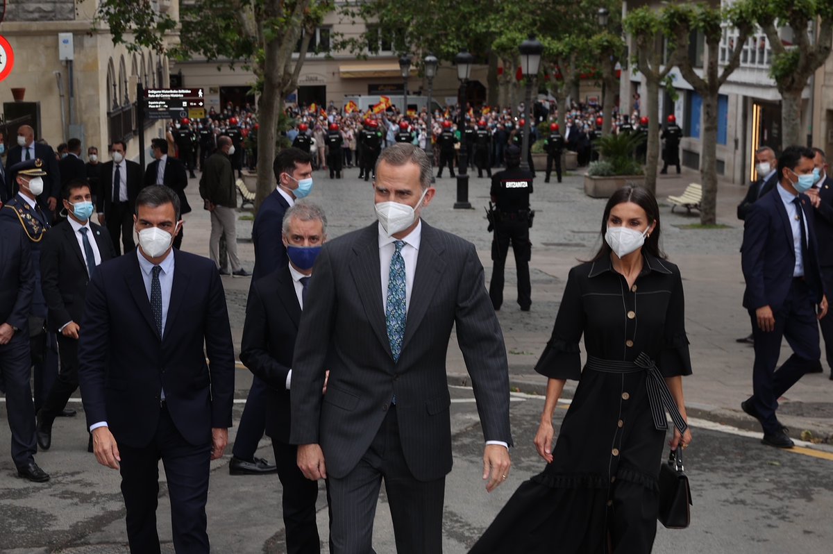 CasaReal's tweet photo. Los Reyes, en Vitoria para inaugurar el Centro Memorial de las Víctimas del Terrorismo. @MemorialVT https://t.co/nqTbZ81QuA https://t.co/2vlQYZM5c9