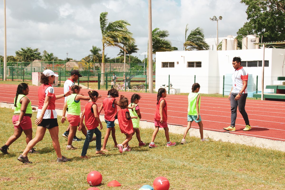 girlsunitedfa's tweet photo. Become a football coach with Girls United in Mexico ⚽️🇲🇽 The perfect experience for volunteers who are passionate about football, social impact and cultural exchanges.

Aspiring coaches can join Girls United in Bacalar for 4-weeks this summer 2021 - https://t.co/NyMDErhka6 https://t.co/sricaM640Y