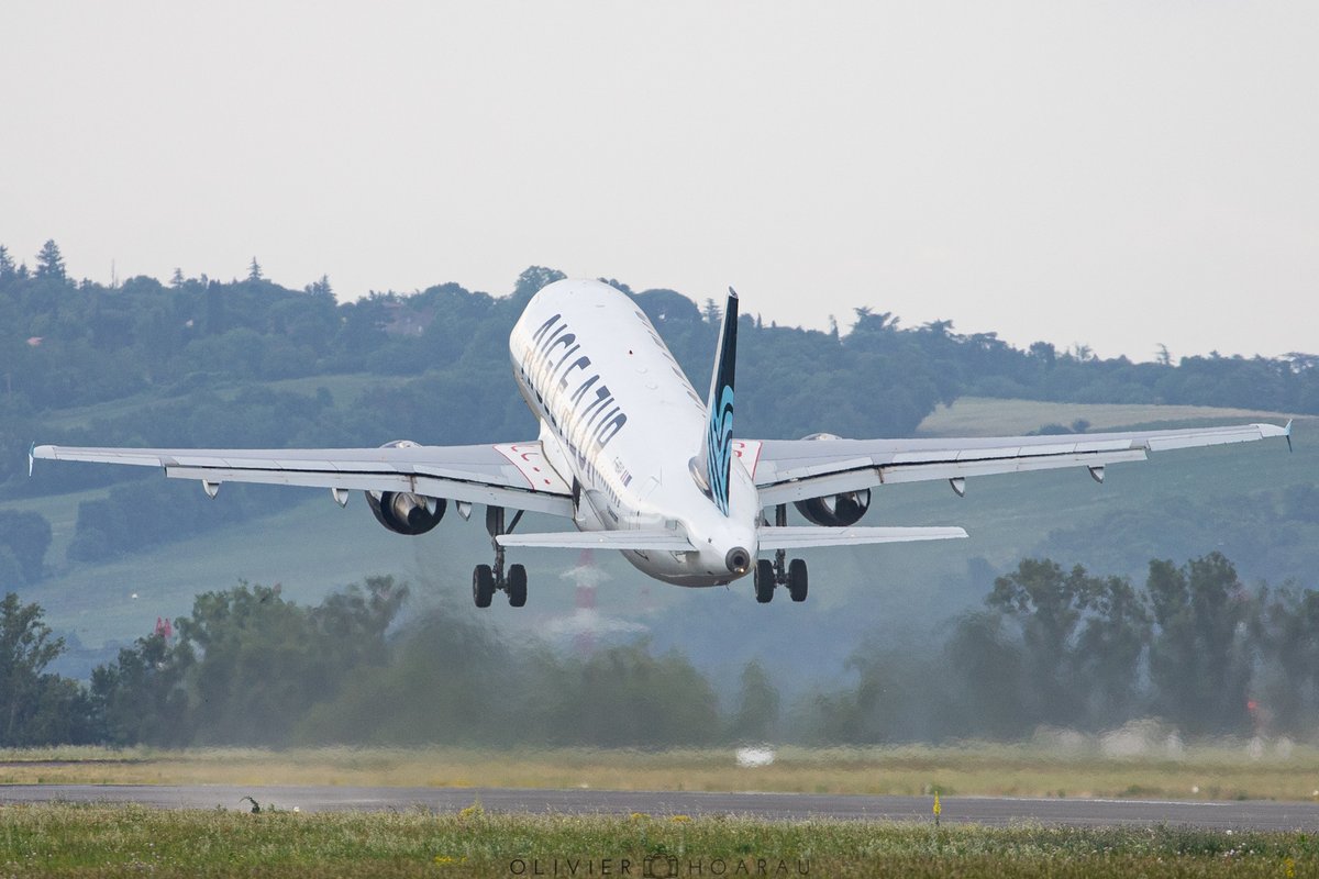 🇫🇷 Seen this morning at #FrancazalAirport an #Airbus #A320 ex #AigleAzur on departure for #ljubljanaairport ✈️ #Avgeek #A320family #FHBAP #Francazal #Toulouse #Ljubljana