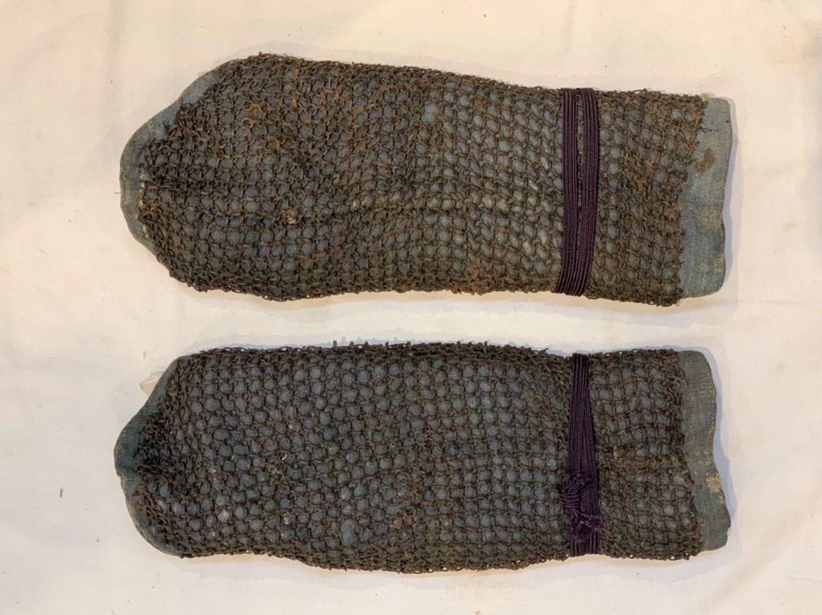 非常に程度の良い時代木箱付入り鉄錆地三枚張鉢金、脛当、籠手(こて)付