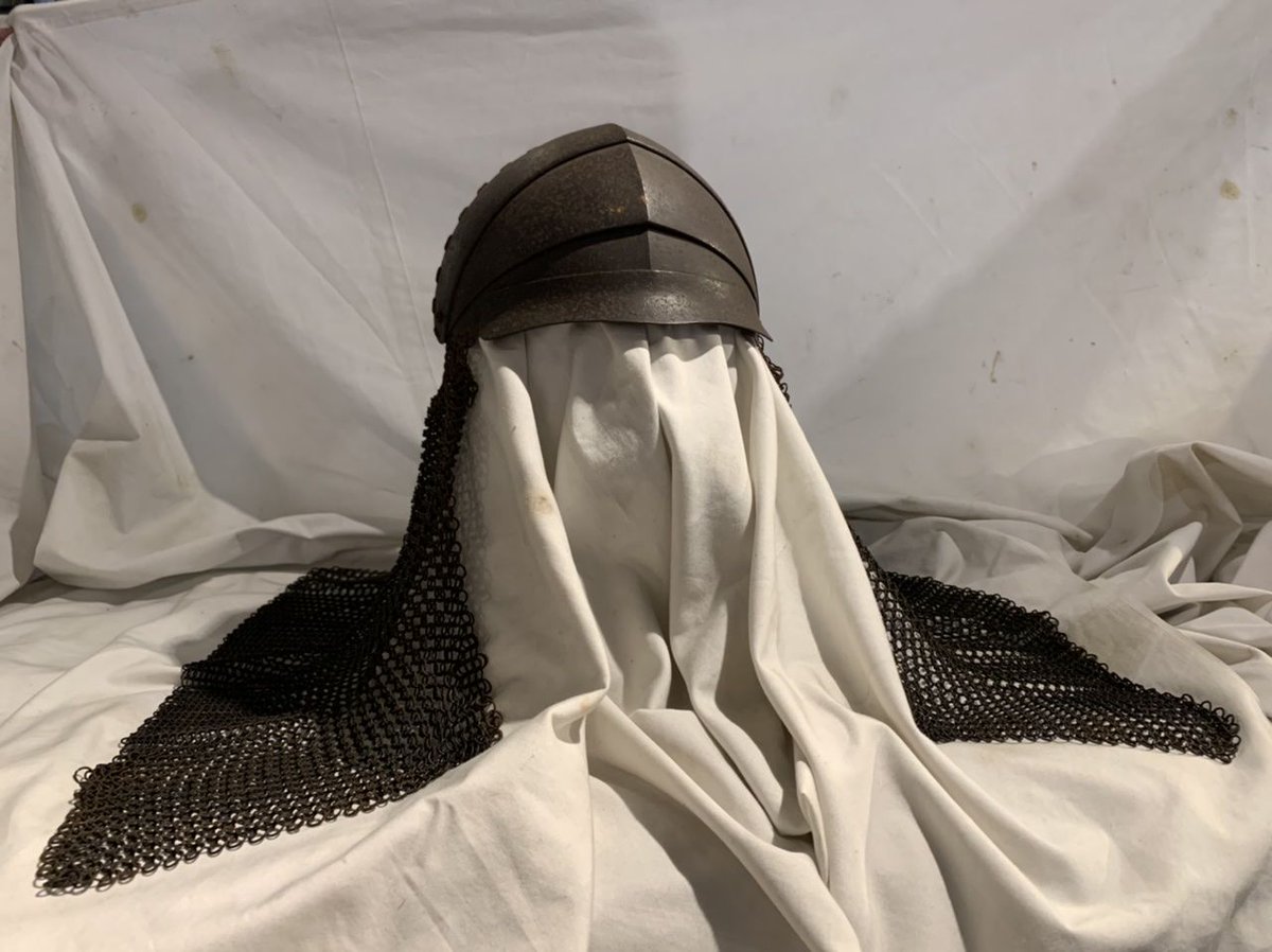 非常に程度の良い時代木箱付入り鉄錆地三枚張鉢金、脛当、籠手(こて)付