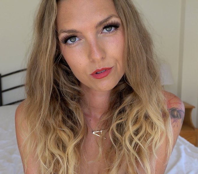 Just my face covered in some makeup 😜  #makeup #redlips #portrait #amelielei #greeneyes https://t.co<a href="/tag/makeup"class="tags">#makeup</a><a href="/tag/portrait"class="tags"><span>#portrait</span></a><a href="/tag/greeneyes"class="tags"><span>#greeneyes</span></a><a href="/tag/redlips"class="tags"><span>#redlips</span></a><a href="/tag/amelielei"class="tags"><span>#amelielei</span></a>