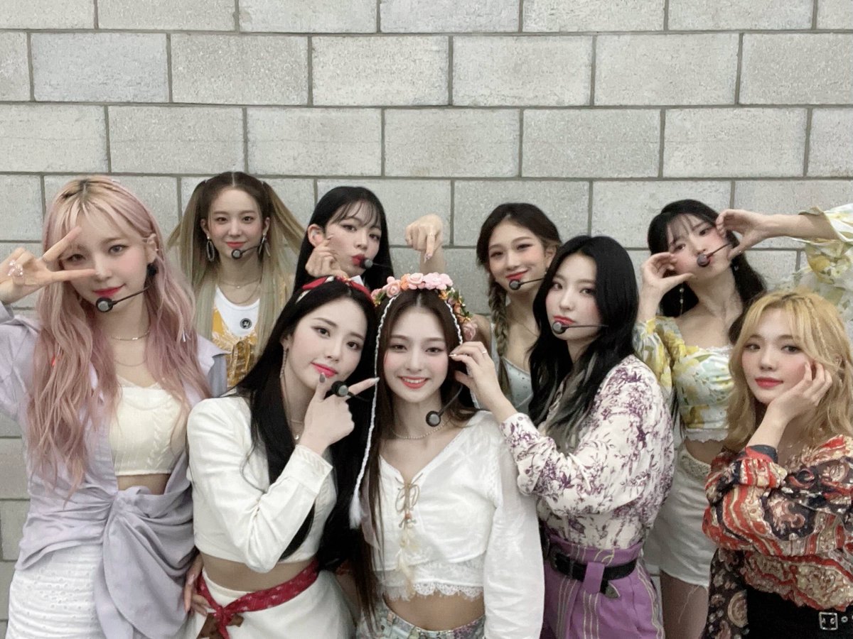 fromieschae's tweet photo. fromis does have a scent, which it super suits with flover taste. Here is a pretty girl next to another pretty girl next to a pretty girl, and so on! Watch our stage today, you’ll like it! https://t.co/RLjTClCqnQ