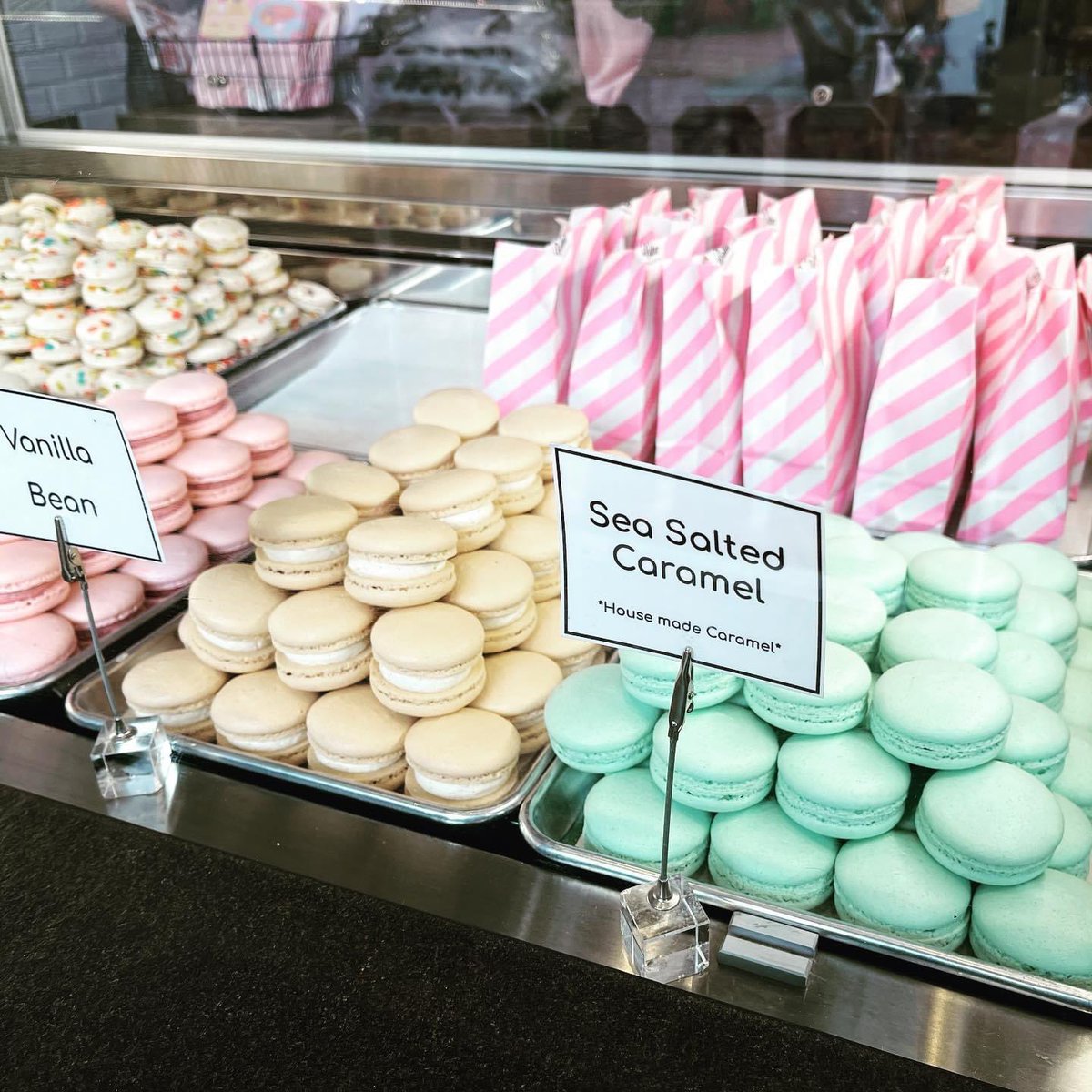 tammykimOC's tweet image. This past weekend I visited the most adorable Macaroon shop at the Irvine Spectrum called Honey and Butter. I met the owner and the staff who are making these wonderful treats. This place is definitely worth the trip! 
#irvinefoodies #irvineeats #irvinespectrum #irvinecalifornia