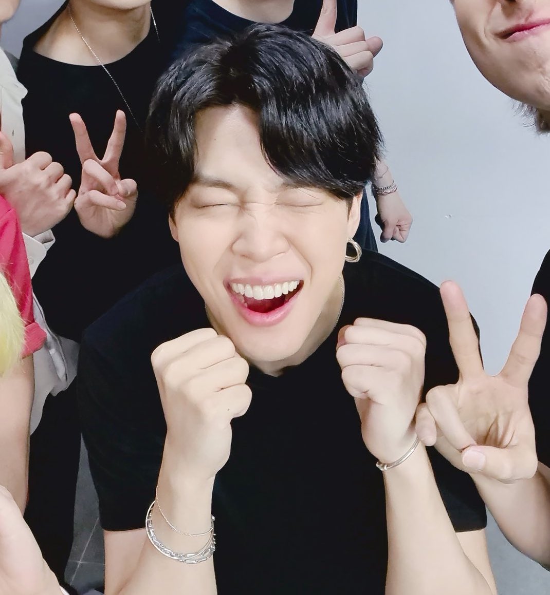 빌보드 1위로 신날때만 볼수있는 콩주먹 ✊🏻💜

Dynamite 🧨                Butter 🧈