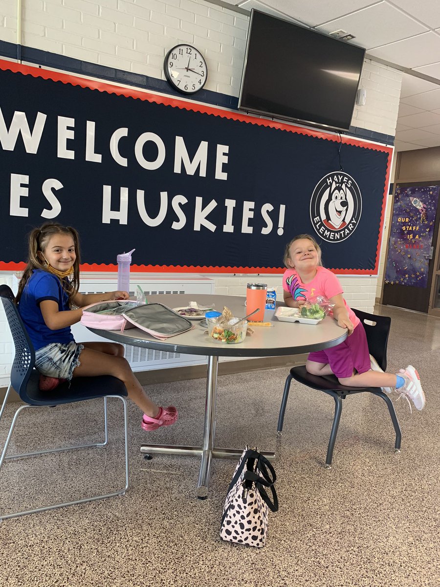 Lunch with the teacher is always a fun prize to earn for filling up a tenth sticker chart! We are having such a nice time. 💙🥗