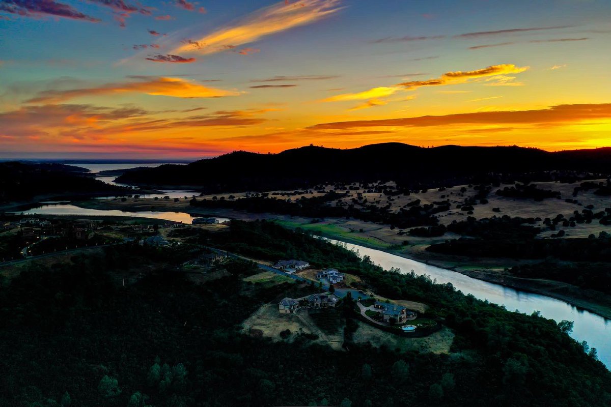 MilesMinnoPhoto's tweet photo. 9 months apart! Dramatic difference in water!
#compare #dramaticdifference #comparison #river #motivation #nowater #dronephotography #success #photography #staystrong #dontcompare #sacramentorealestate #drought #birdseyeview #folsomrealestate #yearsago #eldoradohillsrealestate https://t.co/HGxUJqn1oV