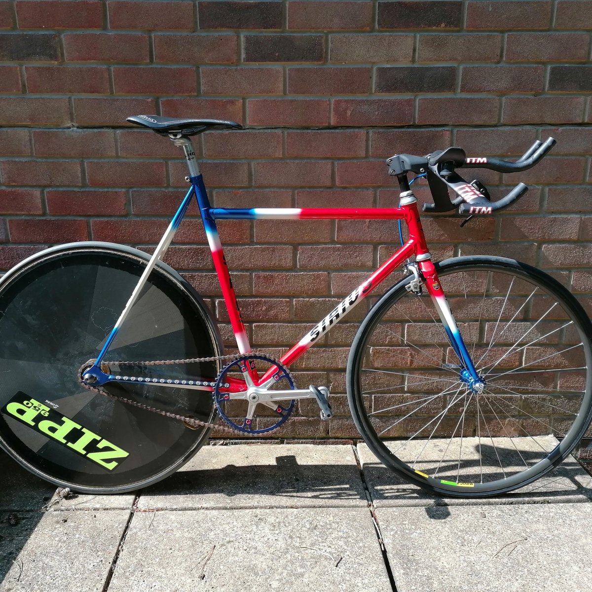 sjh42x17's tweet photo. All ready for Goodwood TT next Tuesday, Pre 1996 Low Pro and Bandit bikes! #timetrials #fixedwheel #trackbike #sirius #oldskool https://t.co/6R6u7Gk7jU