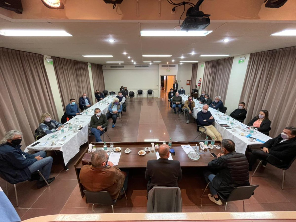 FraternidadArg's tweet photo. Hoy los #ferroviarios participamos del encuentro con el @MindeTransporte @AlexisGuerrera en nuestra @CATT_Prensa para reiterar el pedido de vacunación a estratégicos e instrumentar una #LeyFederal del Transporte que tengan en cuenta las necesidades del sector https://t.co/FBAicXQHl4