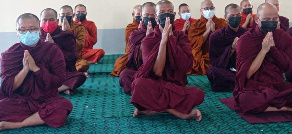 nslwin's tweet photo. MONKS reciting to ward off evil at New Masoeyein Monastery in MANDALAY were scolded and shot by SAC Terrorist Group today at 8pm. Some monks were reportedly injured.

#June1Coup #WhatsHappeningInMyanmar #MilkTeaAlliance https://t.co/K7PTW0Pnkl