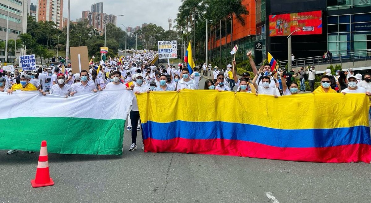 Este Domingo el comité del paro recibió un fuerte golpe de realidad, las mayorías de Colombia los rechaza y los aborrecen por hacer tanto daño al país.
Al ver los ríos de gente que salieron a rechazar el paro, el CDP hoy ha ordenado despejar TODAS las vías del país.
¡LO LOGRAMOS!
