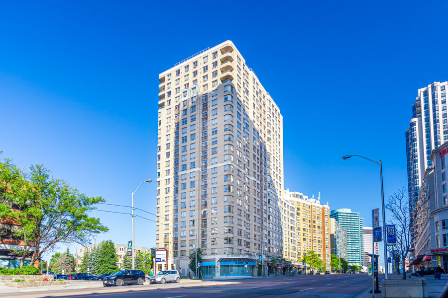 Check out this home! Stunning large 2 bedroom plus 2 dens in the luxurious Royal Arms. Perfect for families, couples and investors who want 1,149 square feet. Feels like a house. Offers an updated kitchen, paint, and hardwood .. haroon-iqbal.cb1.so/h4xvtz