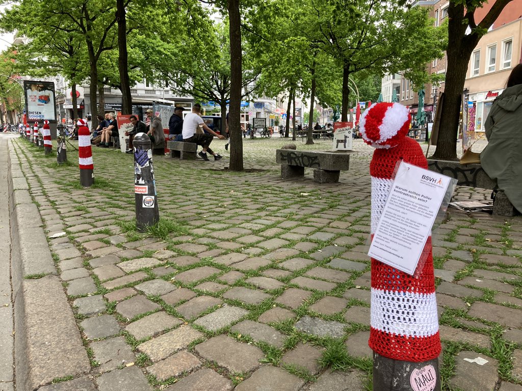 Ab sofort nur noch halb so viele schmerzhafte Kollisionen mit Pollern für die Flanierer am Alma-Wartenberg-Platz in #Ottensen #Hamburg. Dank der kontrastreichen #Pollermützen und der #PollerRotWeiß Aktion zum #Sehbehindertentag 2021.