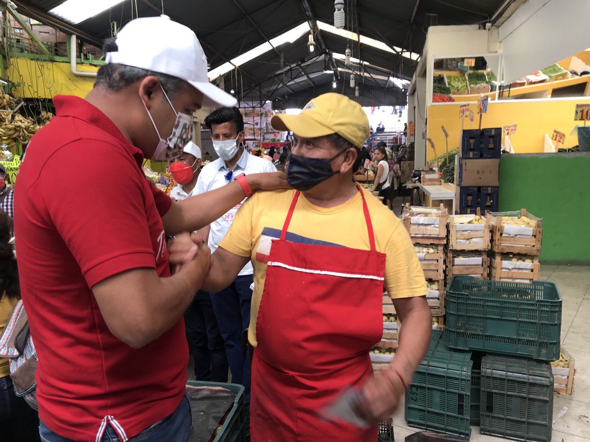 jpedrazaan's tweet photo. Que gusto compartir con mis amigos del mercado El Hoyo, tengan la certeza que trabajaré para que tengan mejores condiciones de empleo, vamos a revivir #Texmelucan 👍🏼 https://t.co/FAlhGbfm2Z